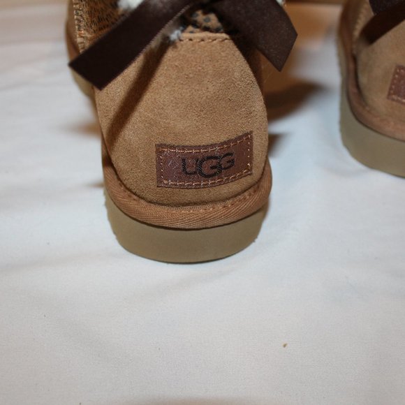 NIB UGG WOMEN'S CLASSIC SHORT CHEETAH BAILEY BOW SUEDE SHEARLING BOOTS - Picture 6 of 7